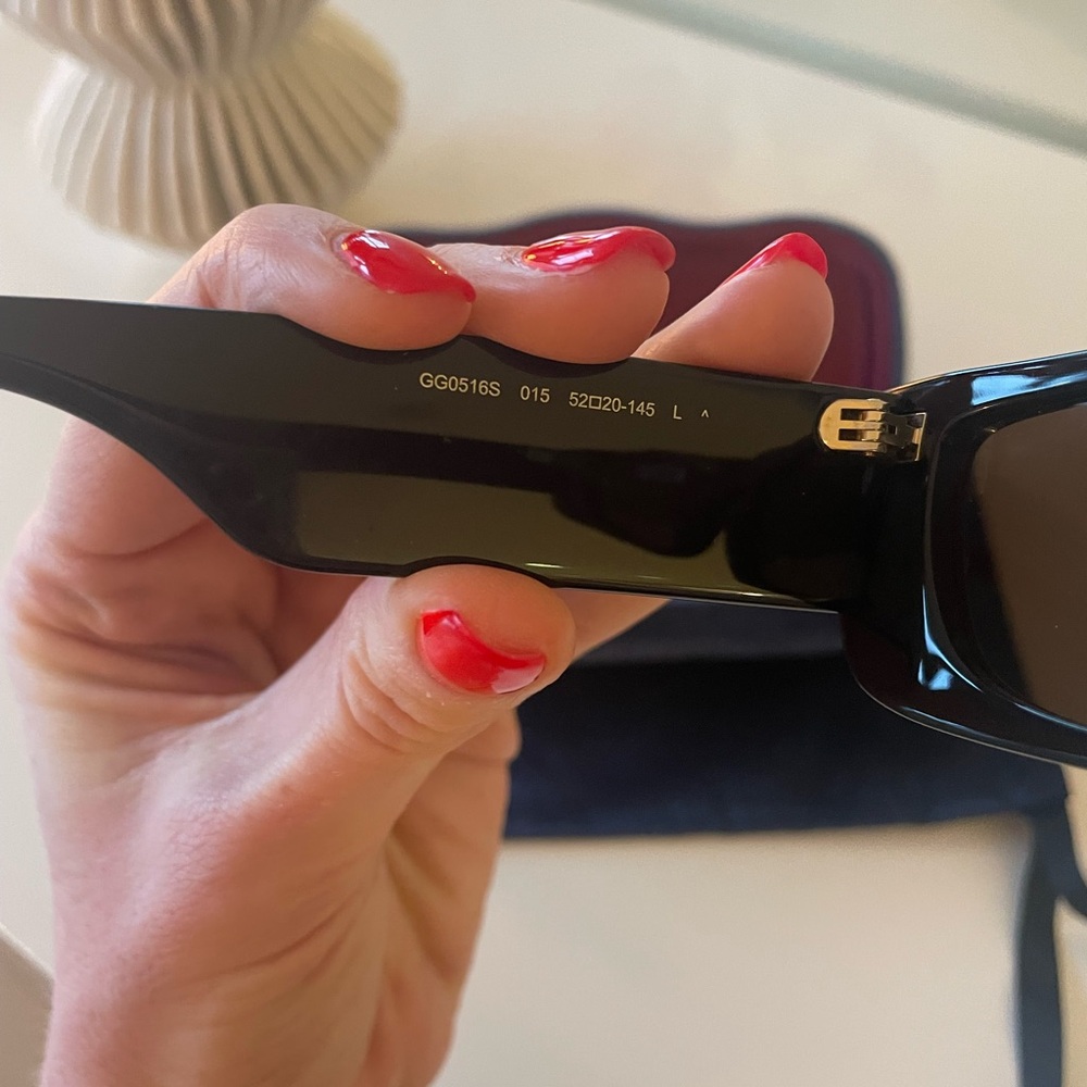Gucci Black Rectangular Sunglasses for Women - Picture 9 of 11